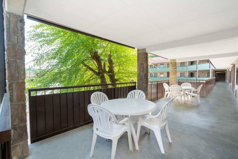 Days Inn by Wyndham Pigeon Forge Parkway 20/48