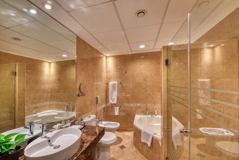 Majestic City Retreat Hotel 68/70