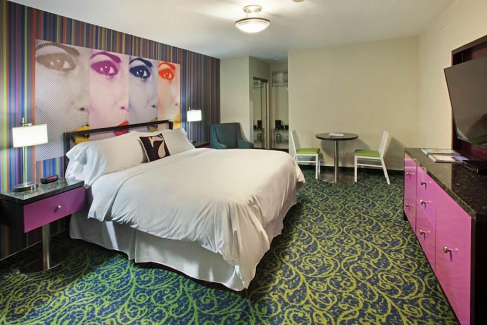 DELUXE, KING BED