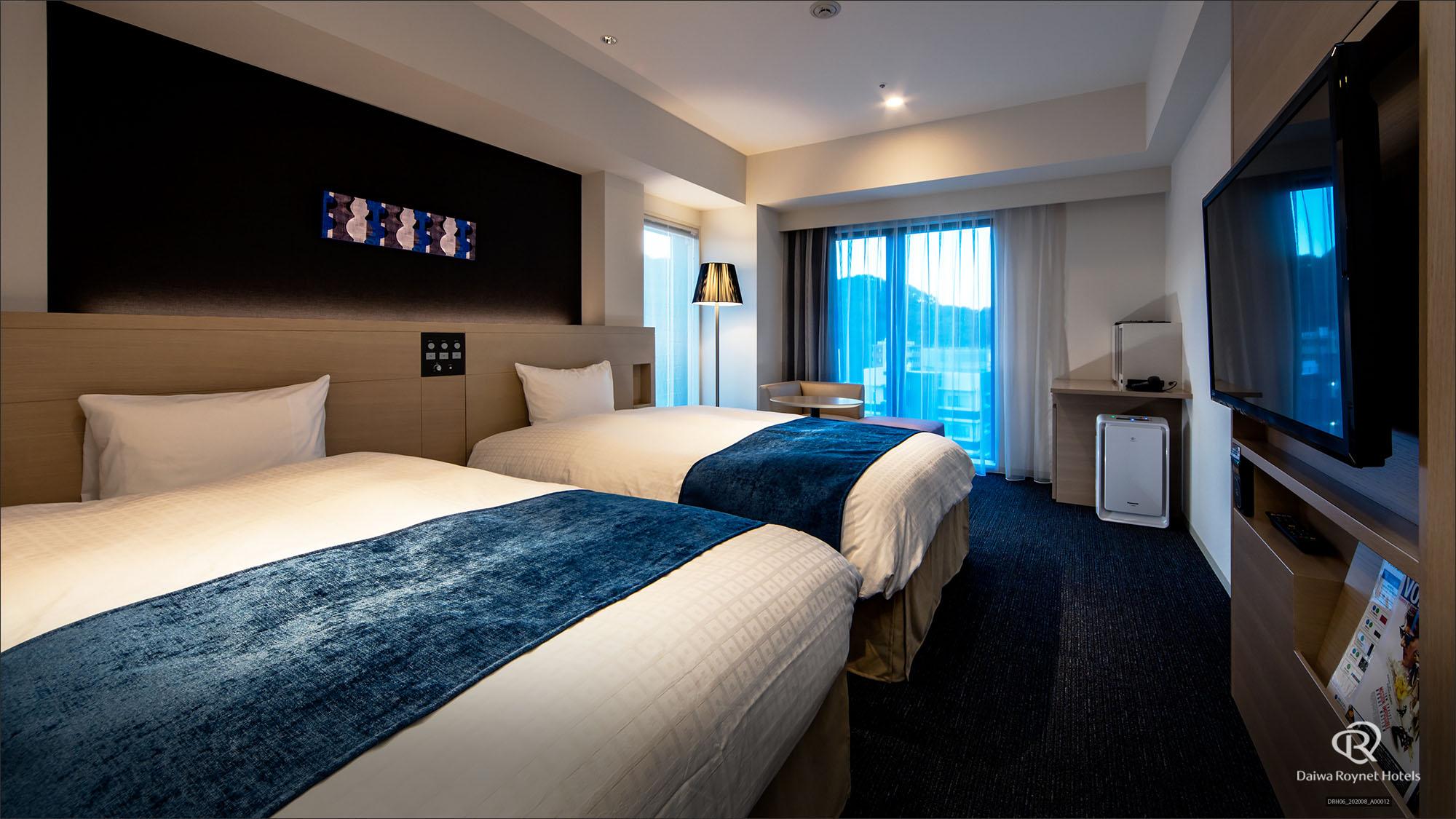 Room, Single, Twin Beds, Corner