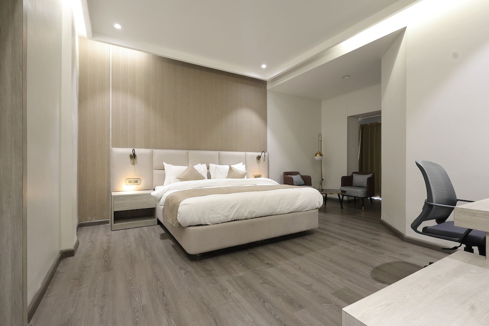 Smart, King Bed, Hotel Swarn Towers 7/9