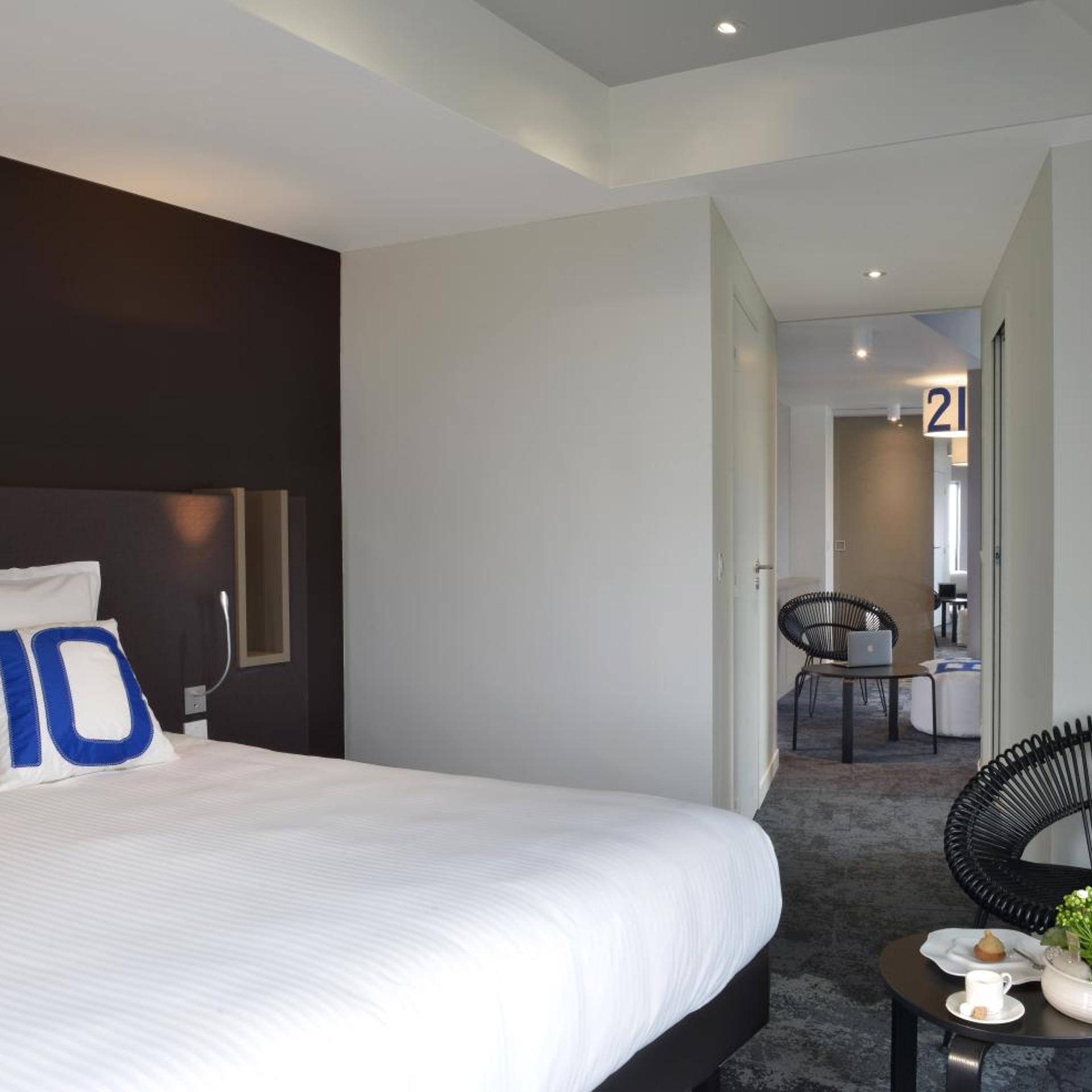 Suite, Double Bed, Light House Side