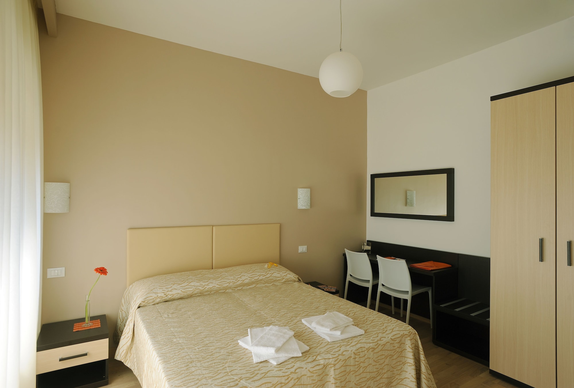 ROOM, DOUBLE BED