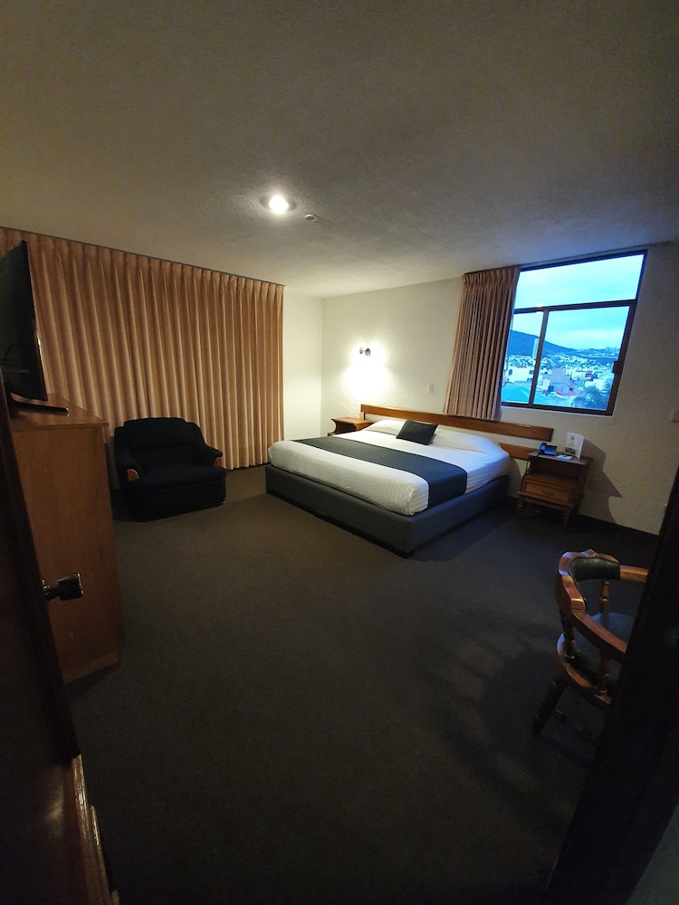 Estanza Hotel and Suites 23/58