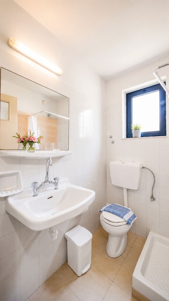 Golden Bay Apartments-Garden Haven 85/87