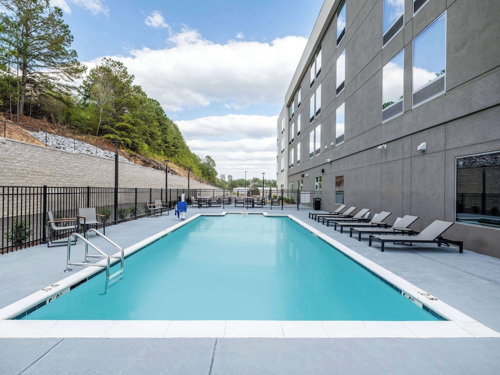 La Quinta Inn and Suites by Wyndham Chelsea 31/35