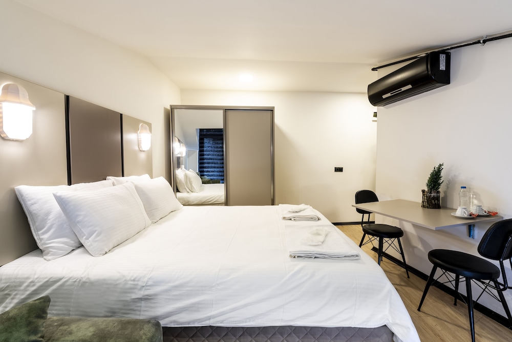 Global Suites Hotel 10/65