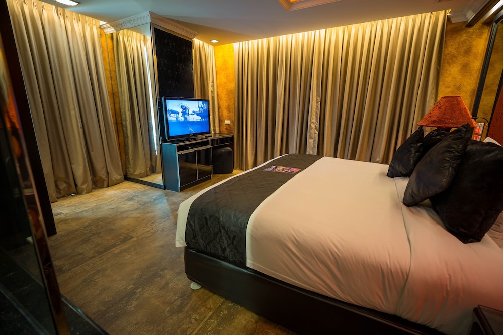 Fields Plaza Suites 15/65