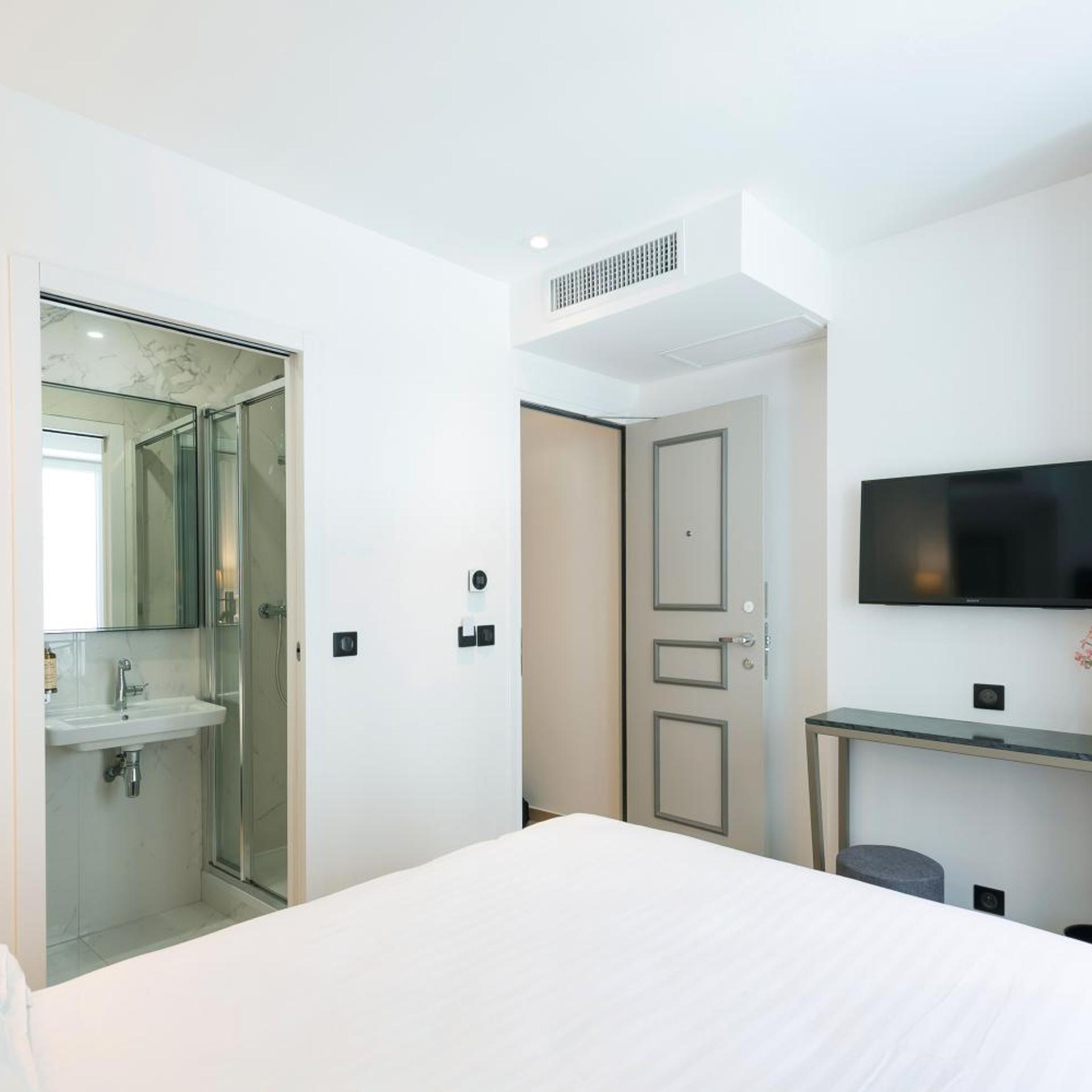Room, Double Bed, Street View
