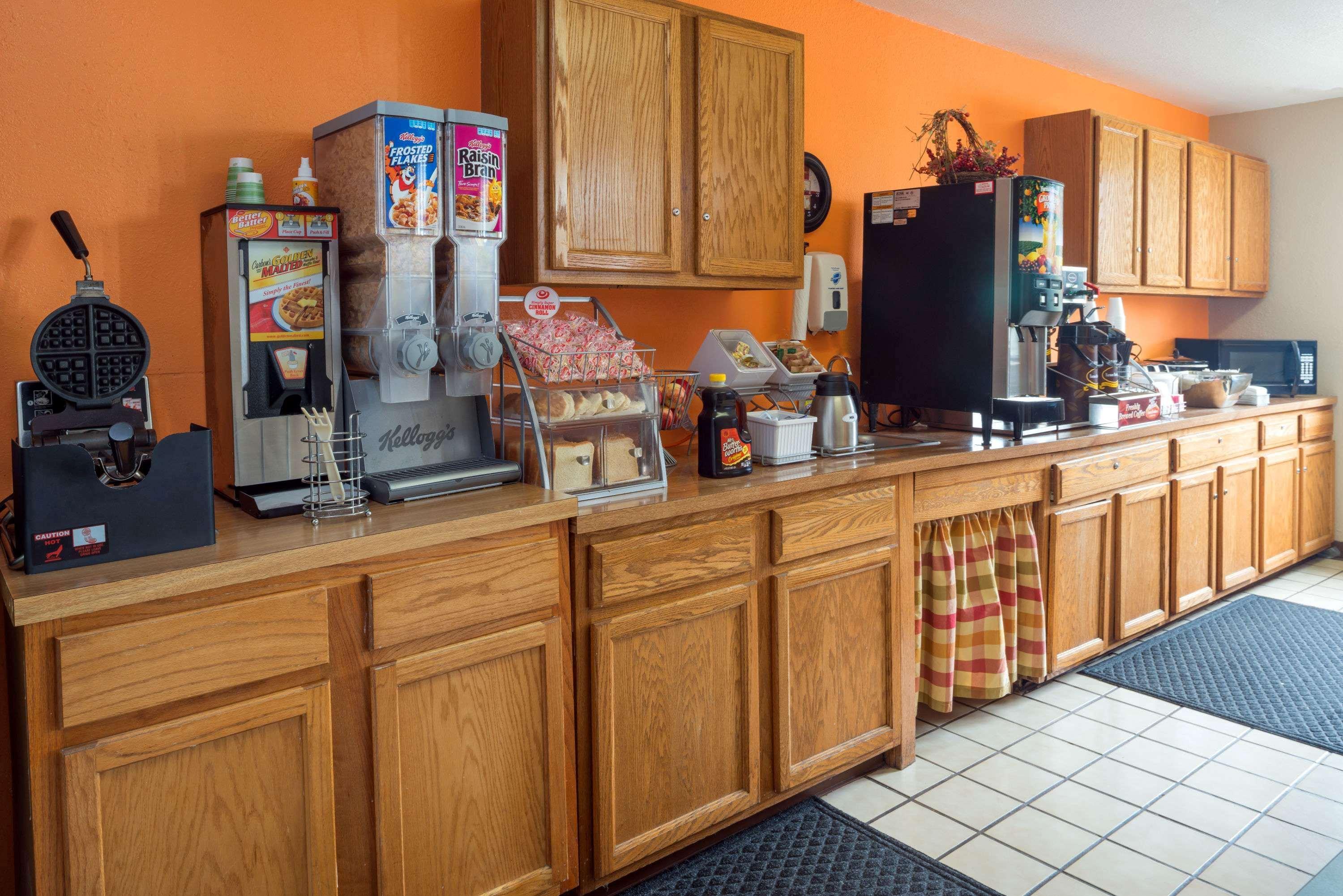 Super 8 by Wyndham Omaha NE 19/28