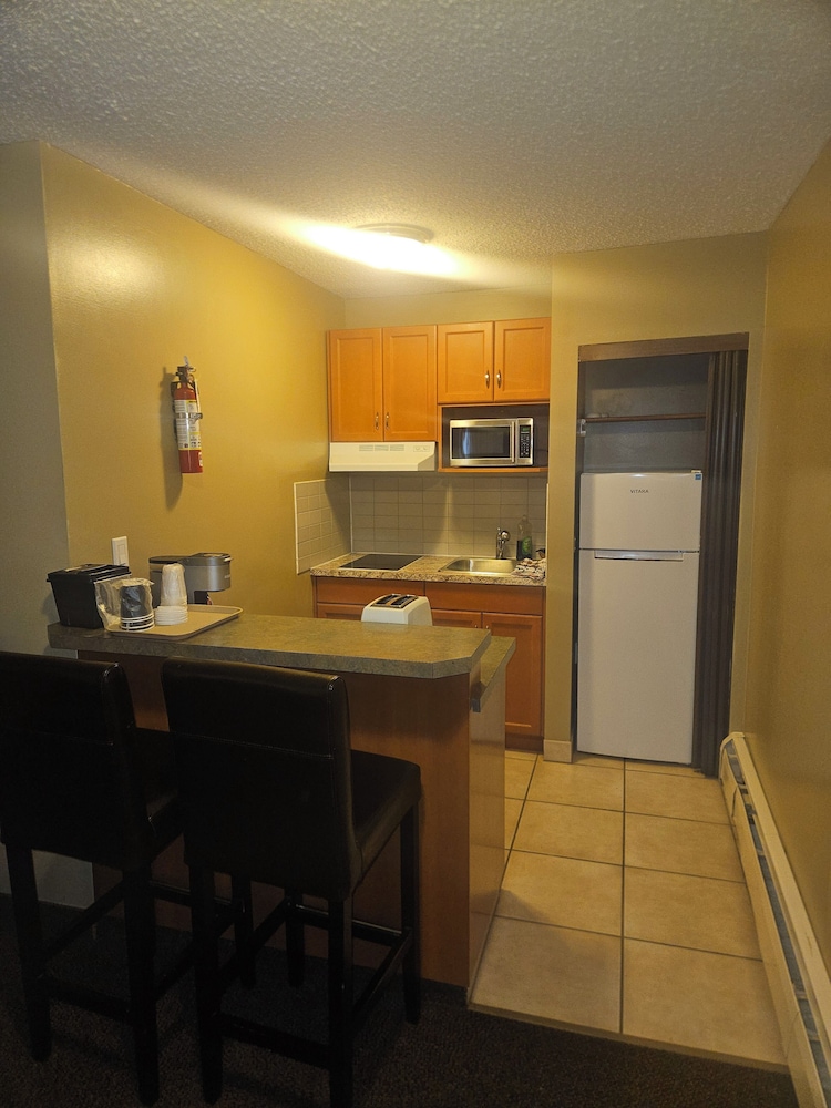 Travelodge by Wyndham Edson 2409079 Alberta Ltd. 47/53