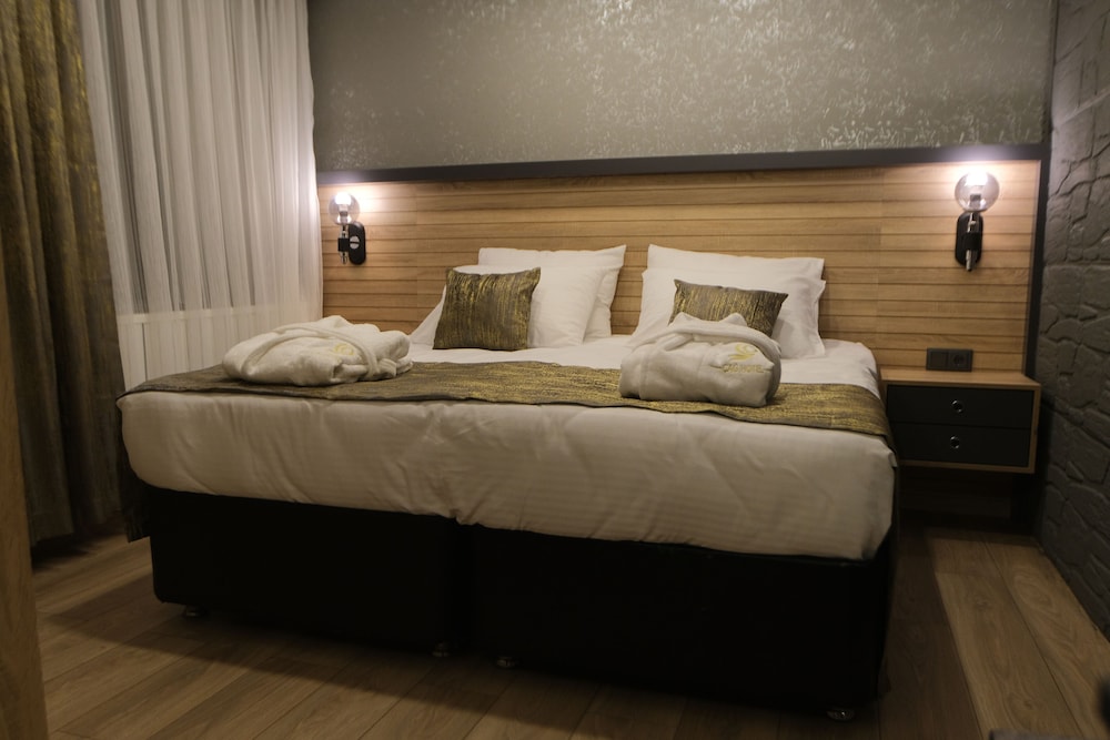 Cag Hotel 8/49