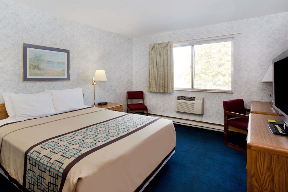 Days Inn by Wyndham Rockford 15/37