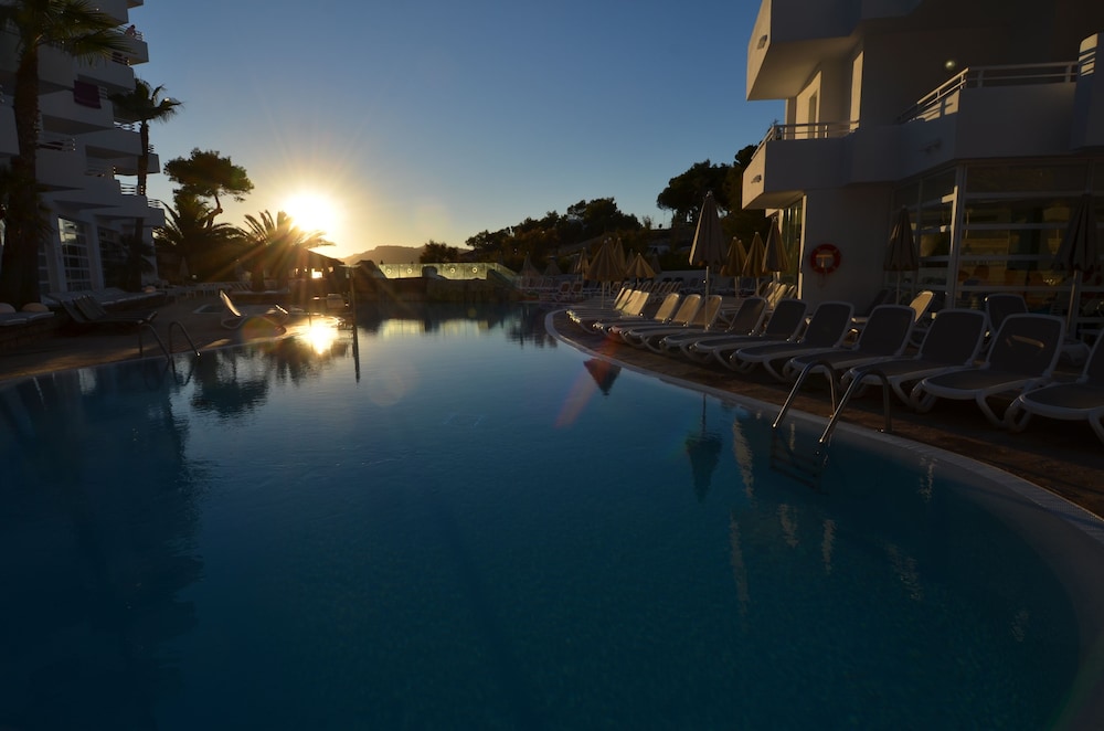 Fergus Style Cala Blanca Suites 6/37