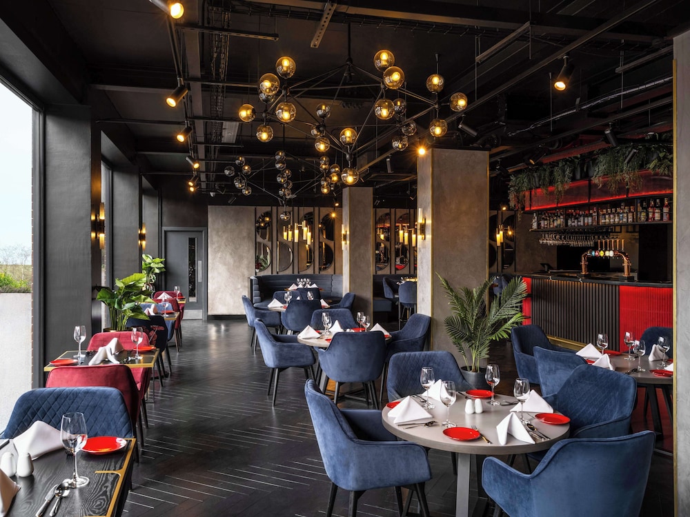 Radisson RED London Gatwick Airport 19/24