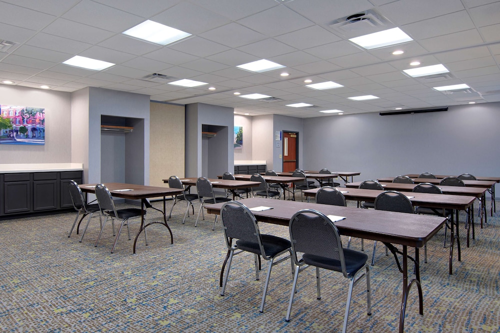 Hampton Inn Fayetteville 64/73