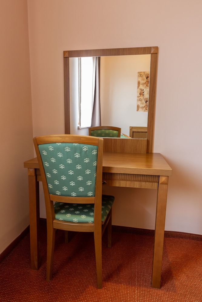 Max Inn Hotel 3/50