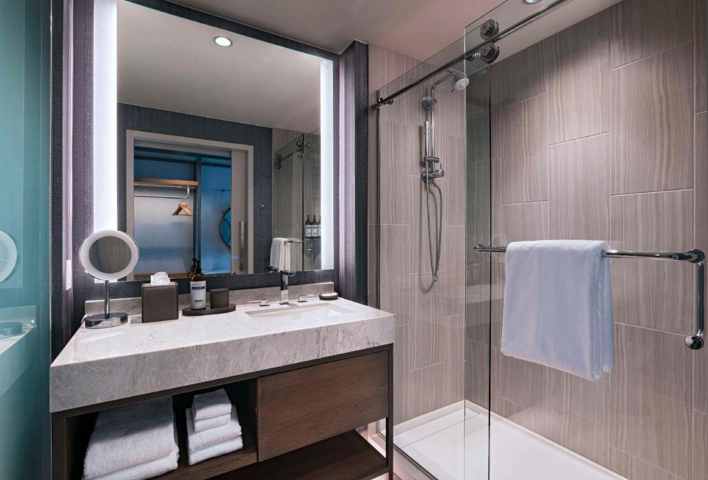 Regency, Suite