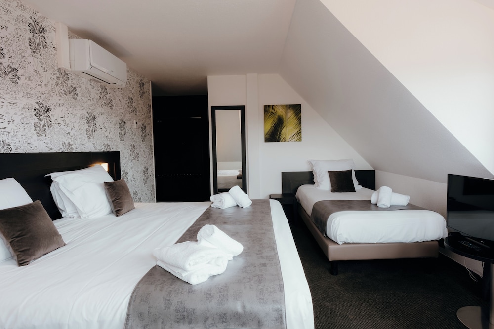 Hotel Red Fox 11/61