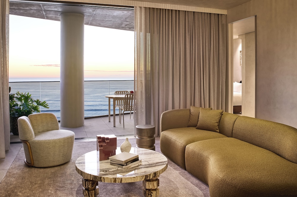 Mondrian Gold Coast 50/75