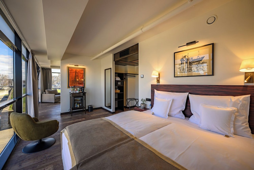 Promenade Hotel 15/53
