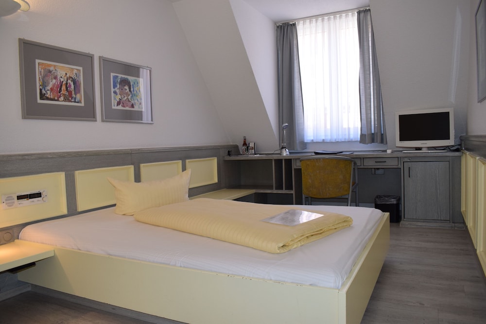 ECONOMY, QUEEN BED
