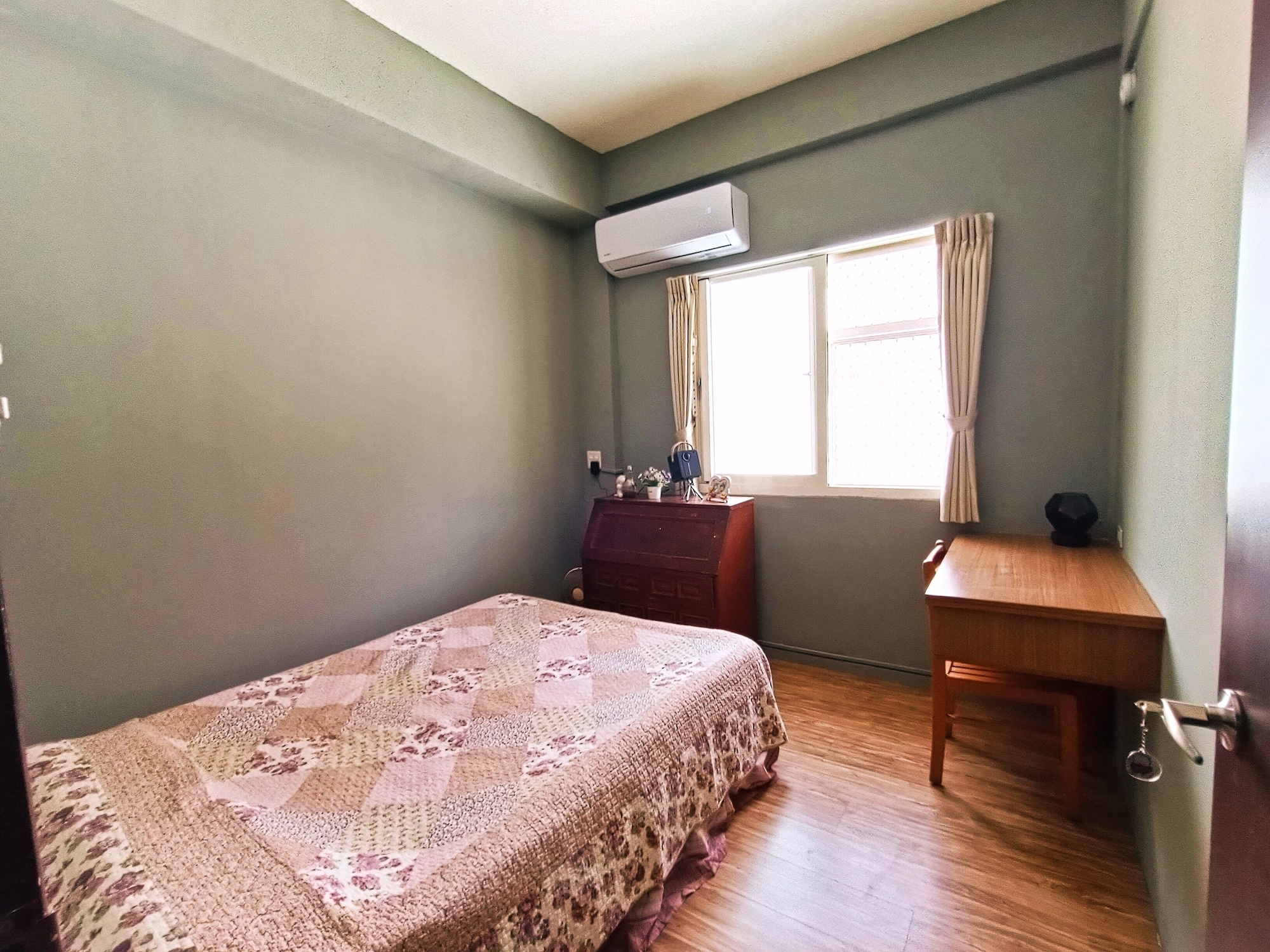 ECONOMY, QUEEN BED