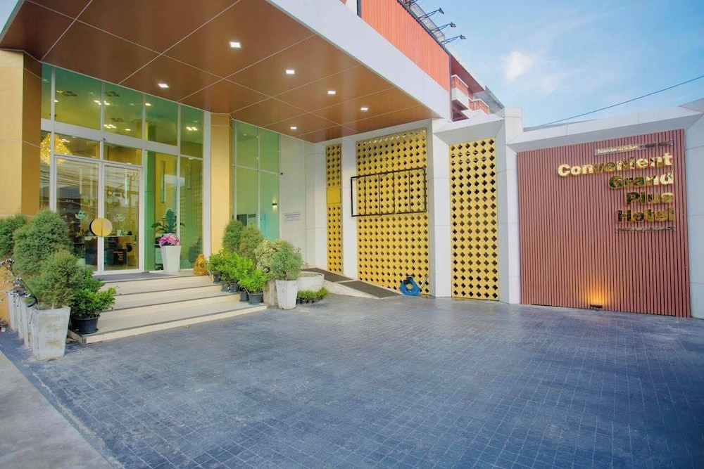 Convenient Grand Plus Hotel Suvarnabhumi 42/44