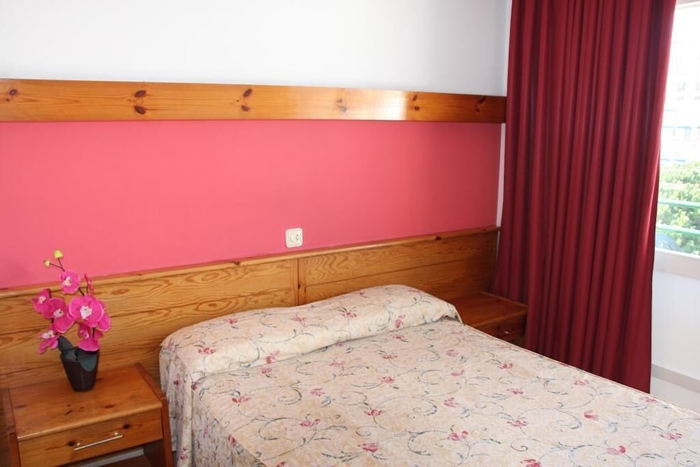 ROOM, SINGLE
