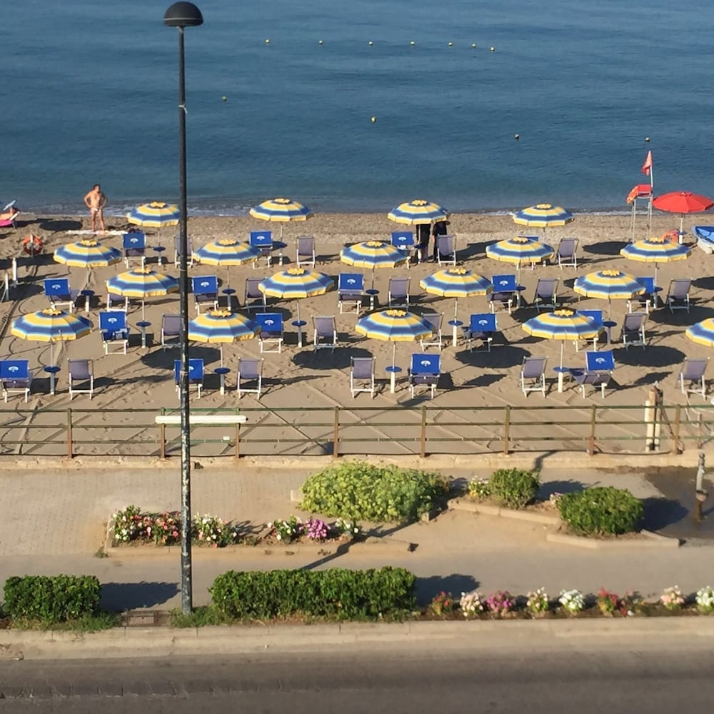 Ancora Hotel 63/72