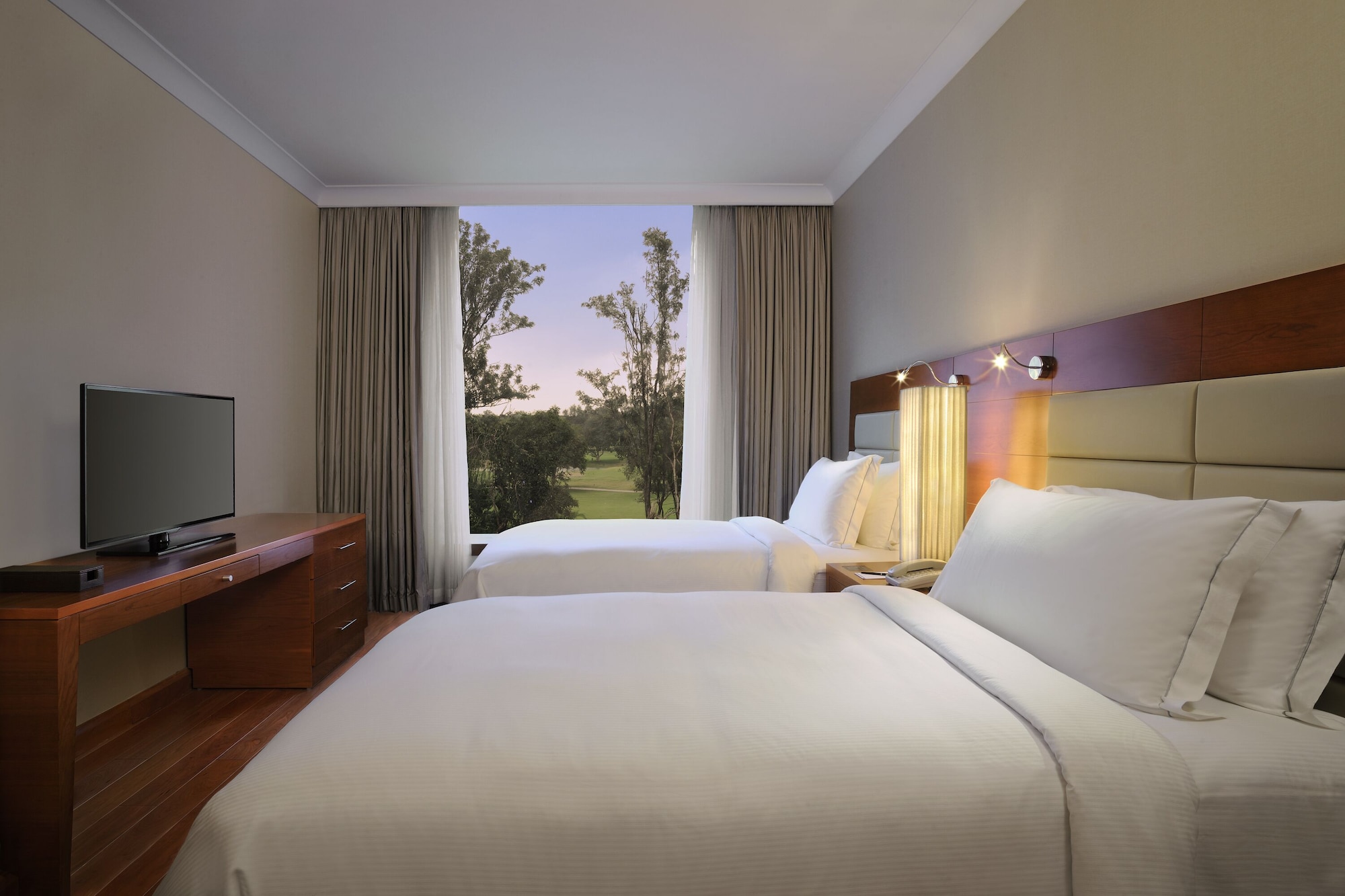 DELUXE, TWIN BEDS, KITCHENETTE