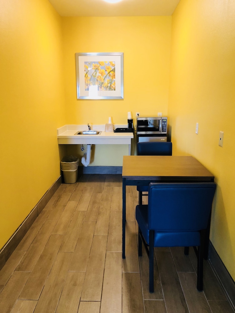Days Inn by Wyndham Port Aransas TX 29/34