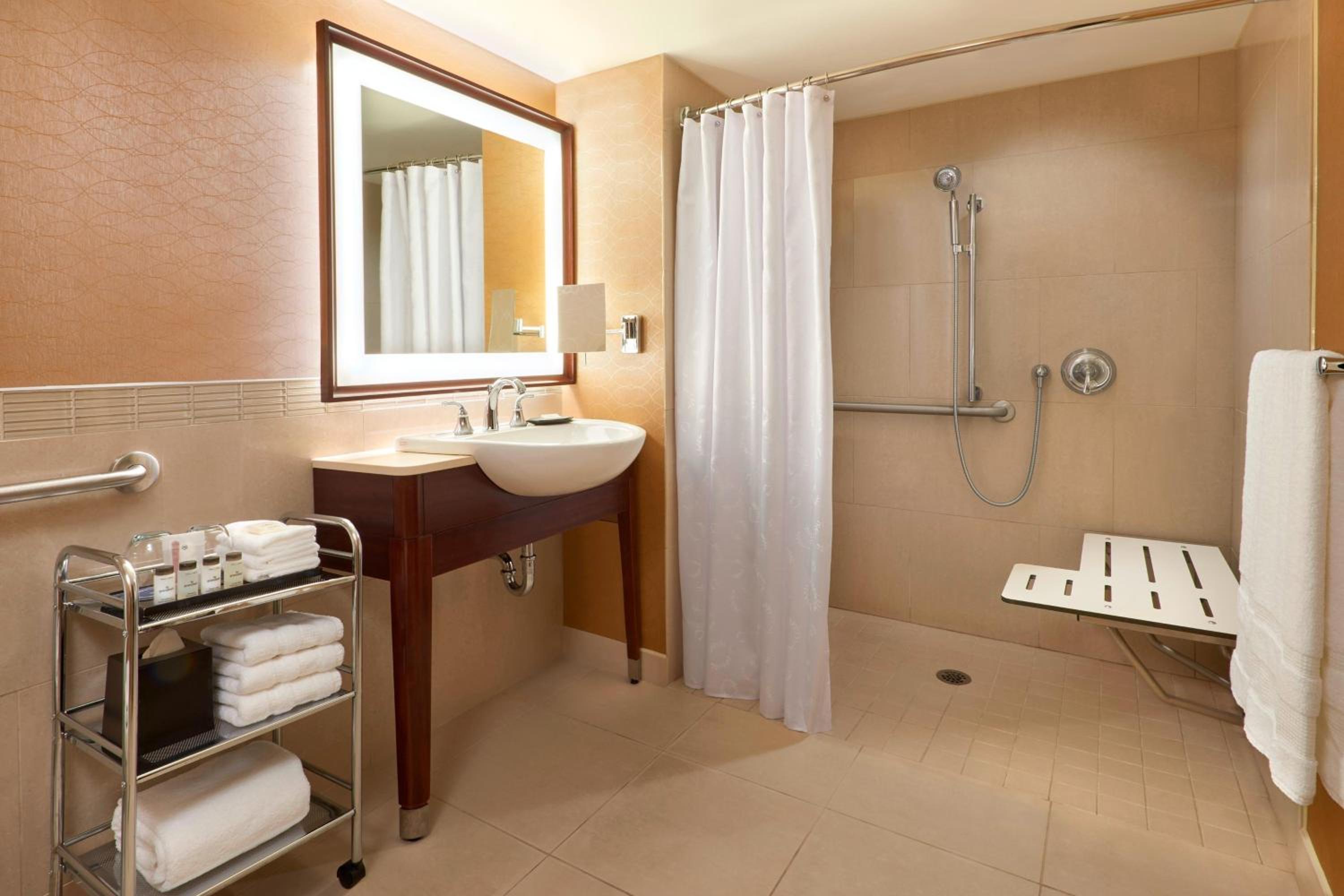 غرفة بسرير كينج وسرير كوين، SHERATON CENTRE TORONTO 9/9