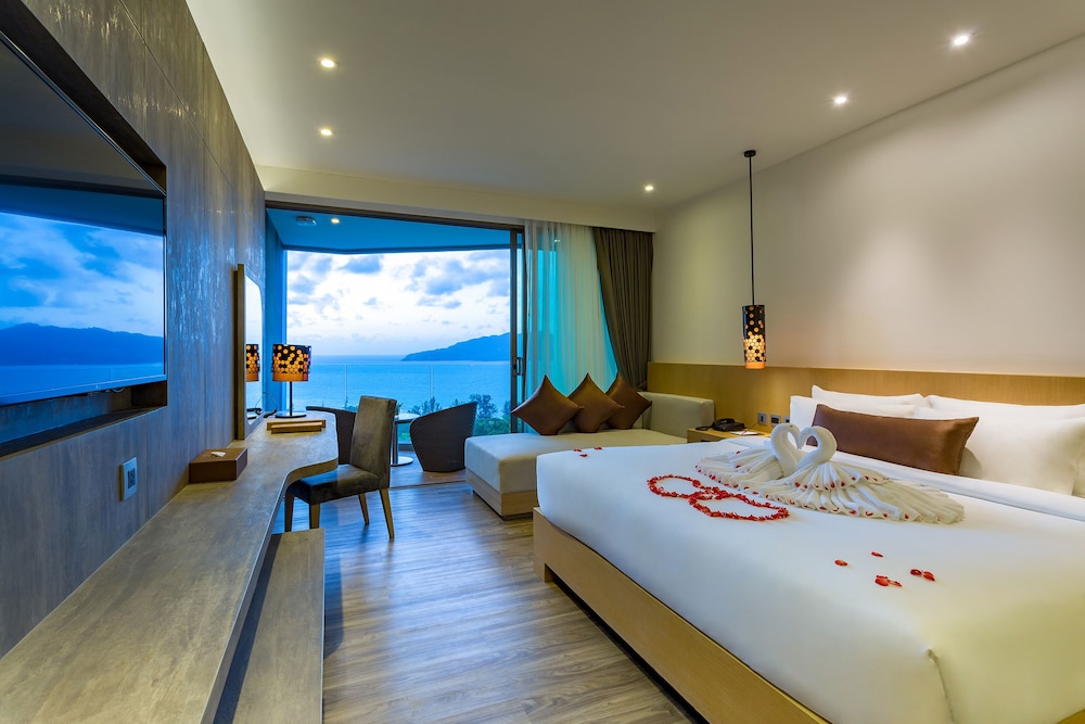 Crest Resort and Pool Villas 8/50