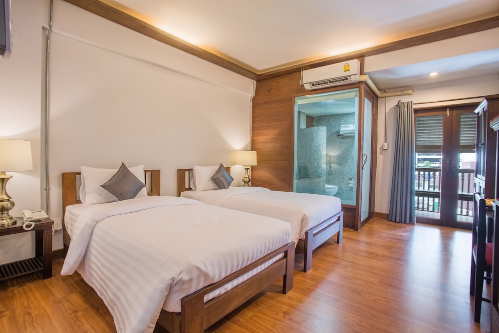 Nightbazaar Inn Hotel 9/48
