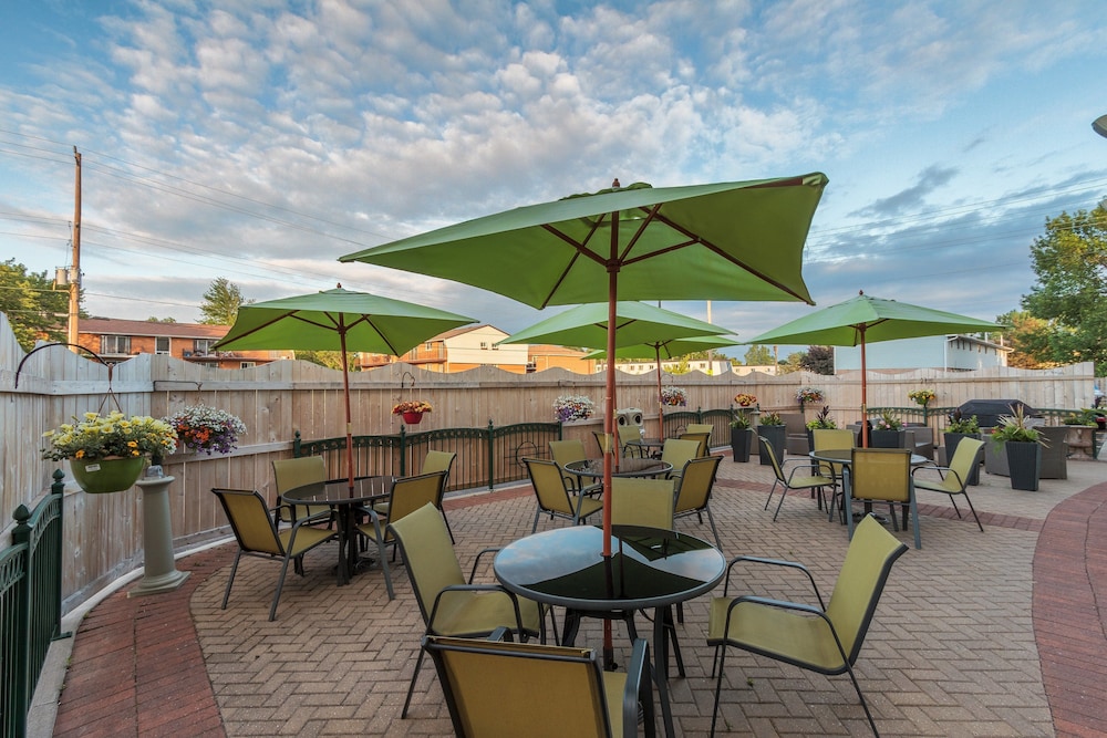 Holiday Inn Express Hotel Suites Belleville 40/54