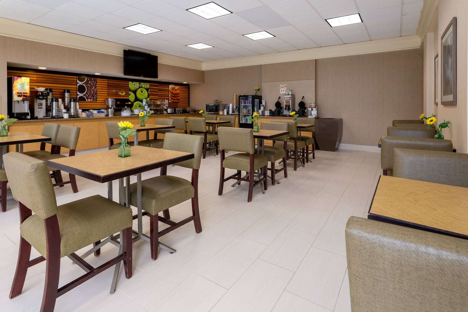 La Quinta Inn & Suites by Wyndham Kingsport Tri-Cities 14/18