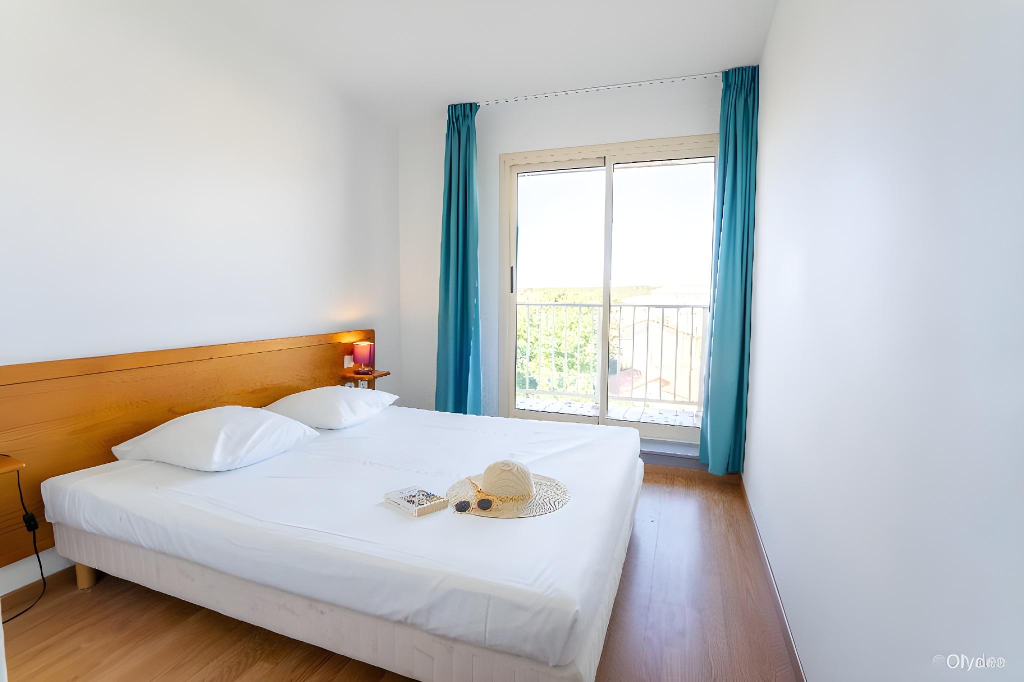 Standard, Apartment, Queen Bed, Village View, Sofa