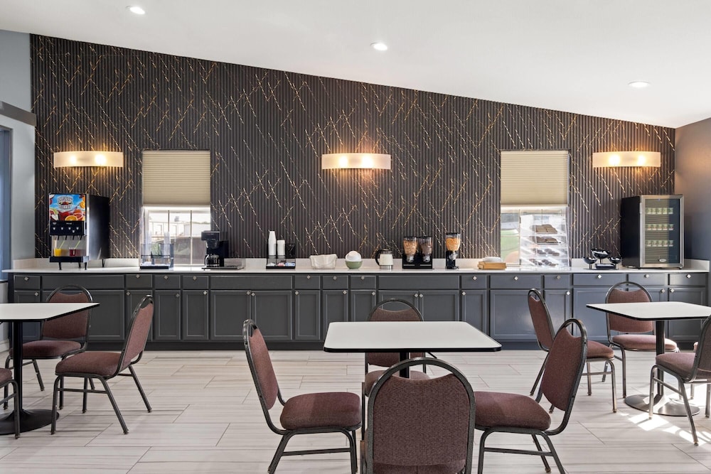 Super 8 by Wyndham Fort Wayne 44/58