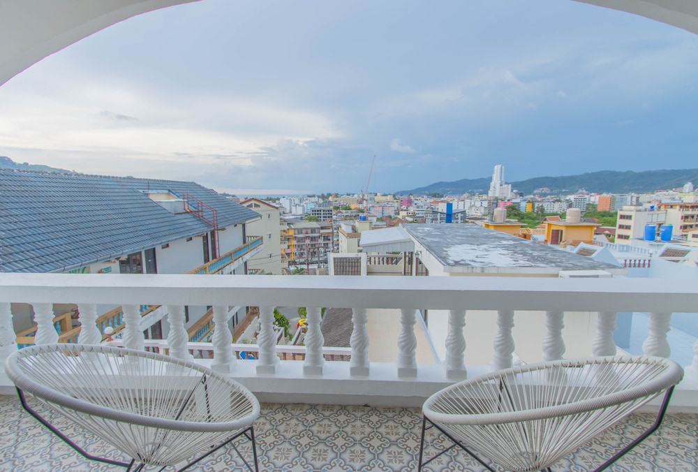RoomQuest the Peak Patong Hill 9/52