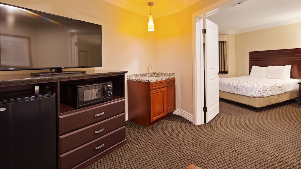 Best Western Woodland Hills Inn 24/37