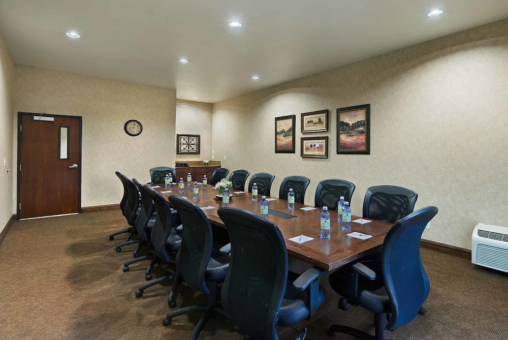 Oxford Suites Yakima 41/45