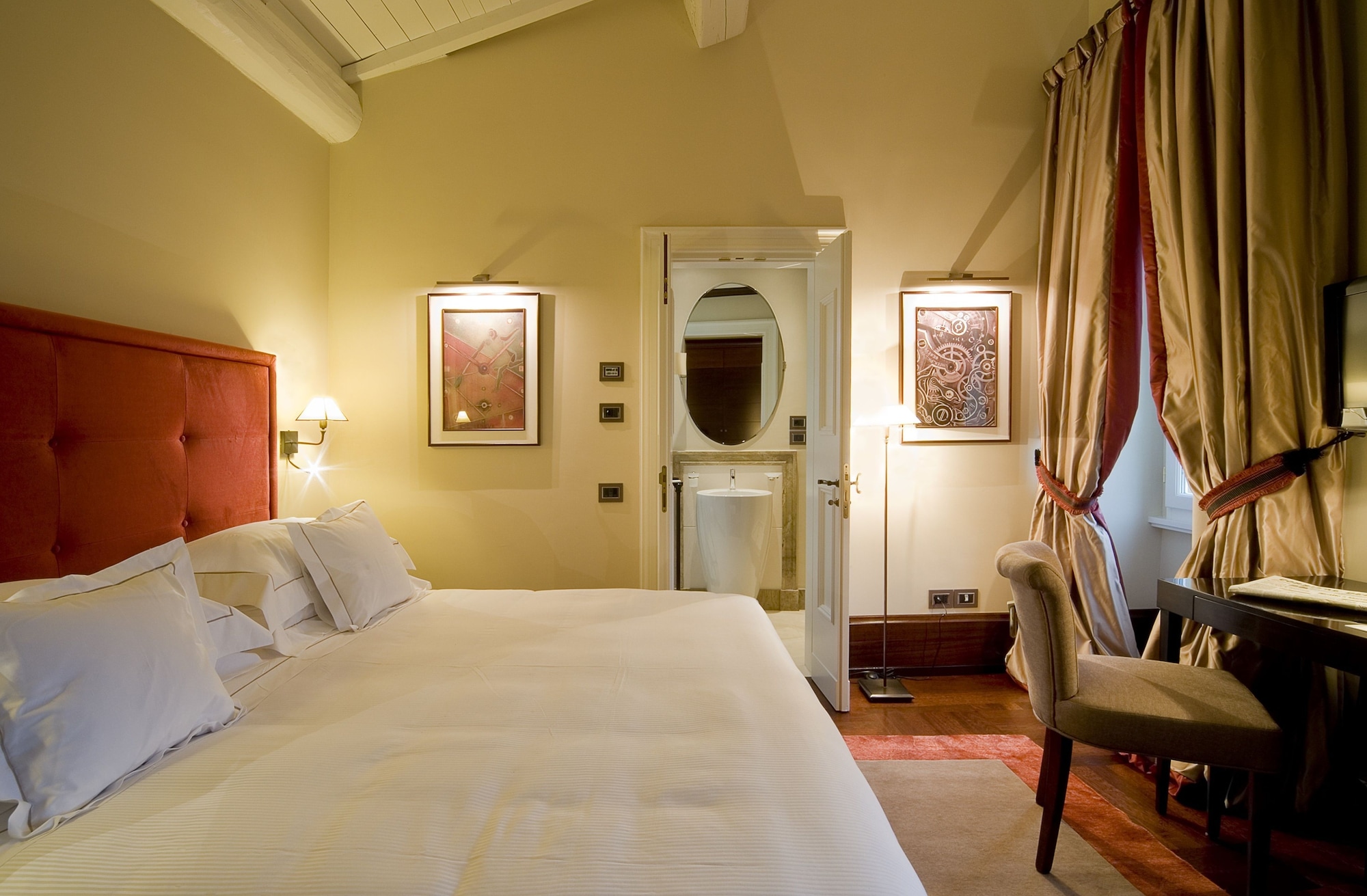DELUXE, DOUBLE BED
