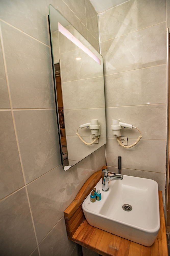 La Pazza Suites 48/50
