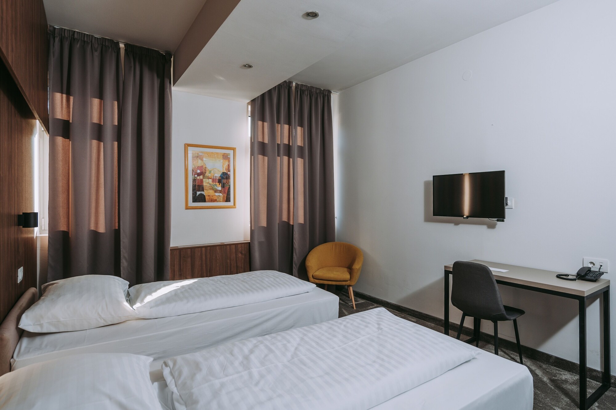 BUDGET, TRIPLE, 3 BEDS