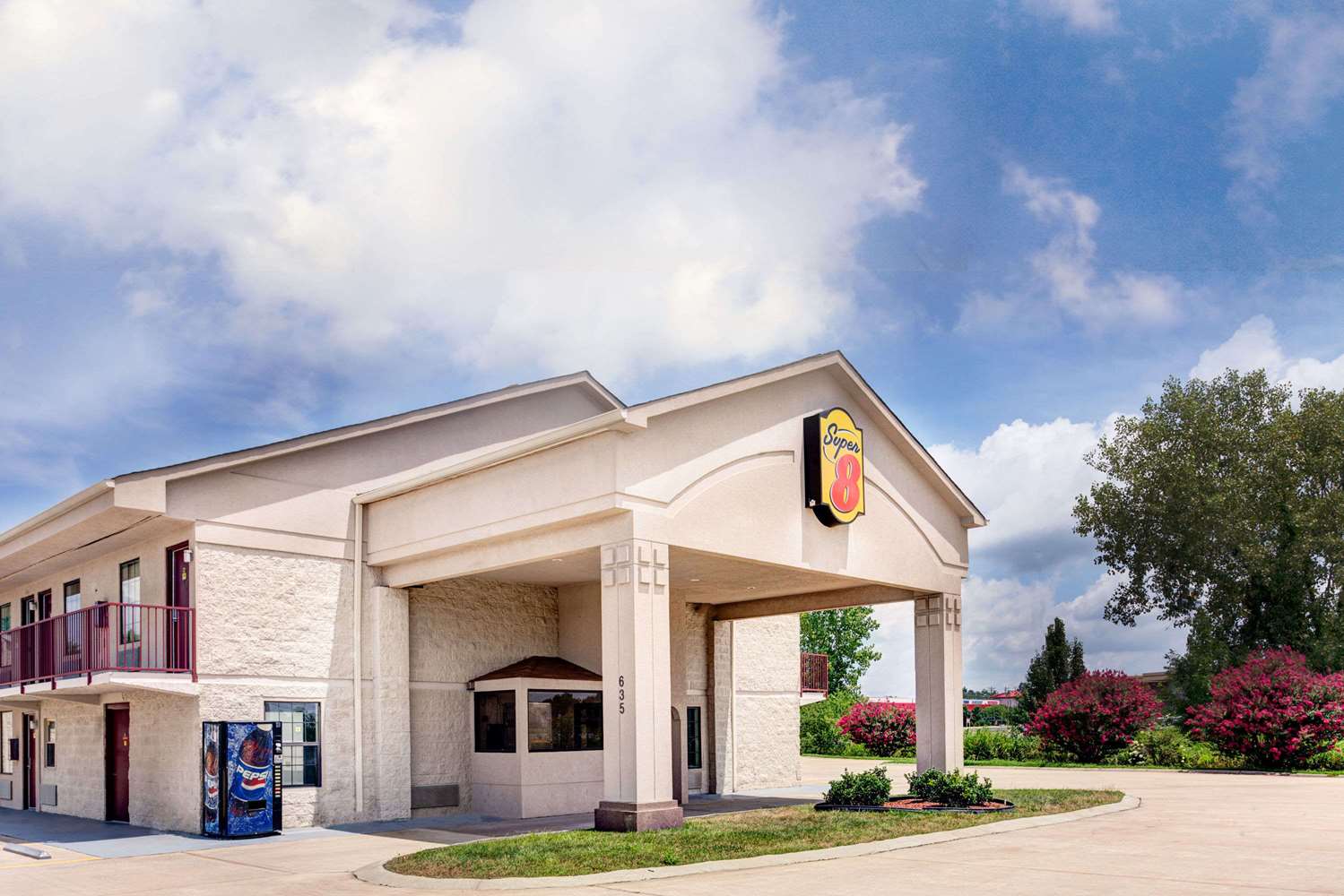 Super 8 by Wyndham Clarksville East 1/9