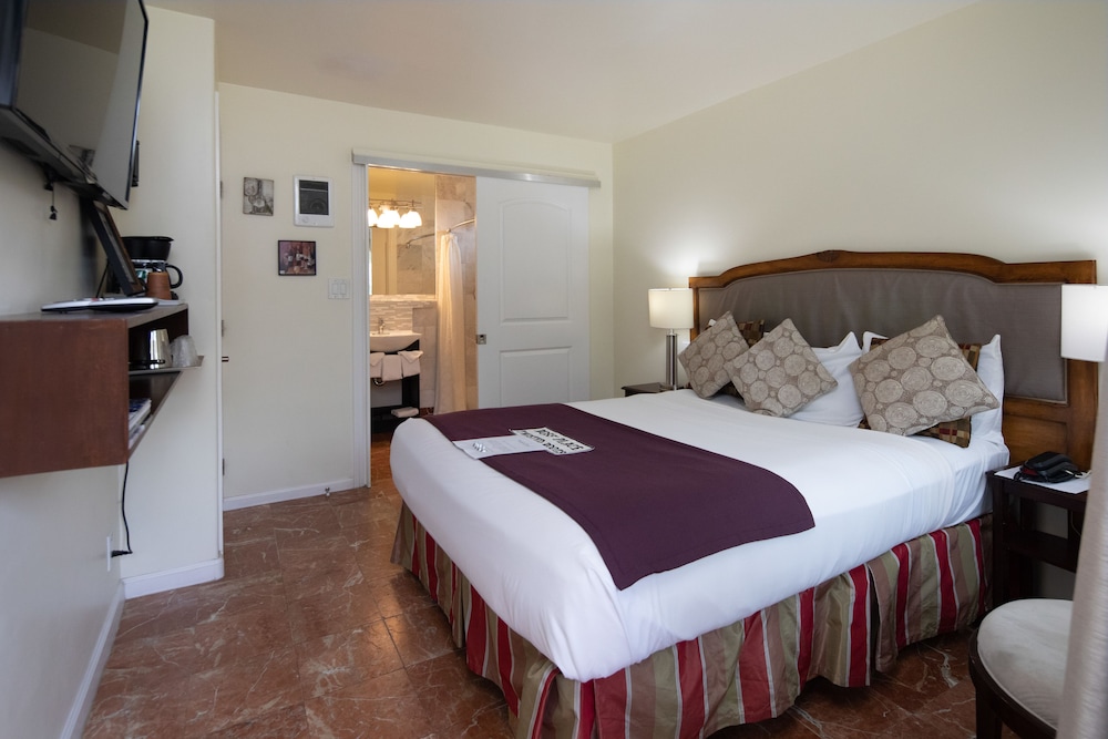 STANDARD, QUEEN BED