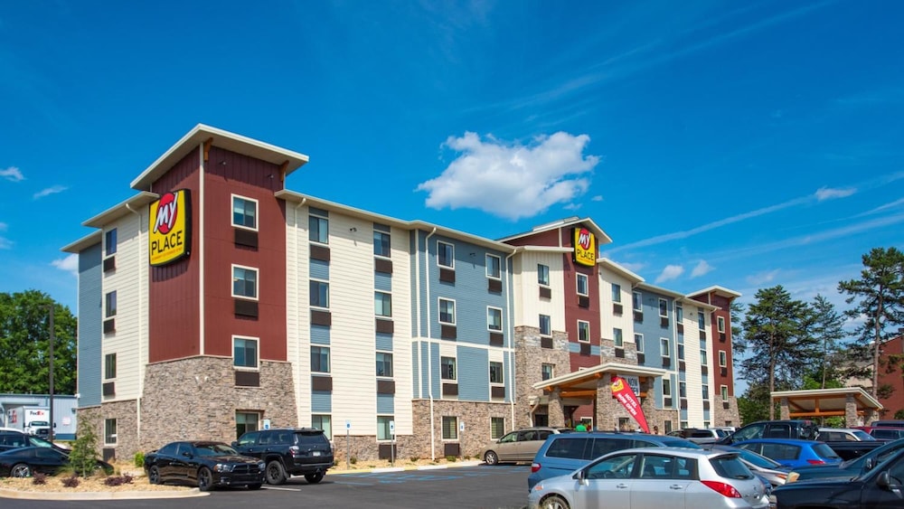La Quinta Inn & Suites by Wyndham Greenville 1/61