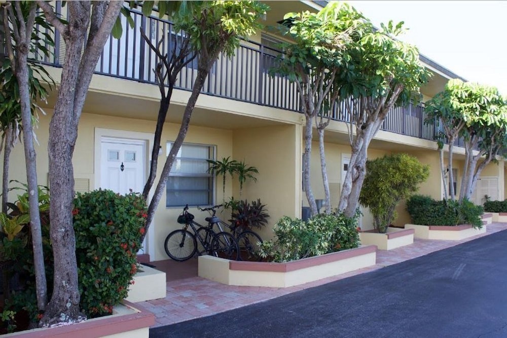 PALM BEACH WATERFRONT SUITES 2/67