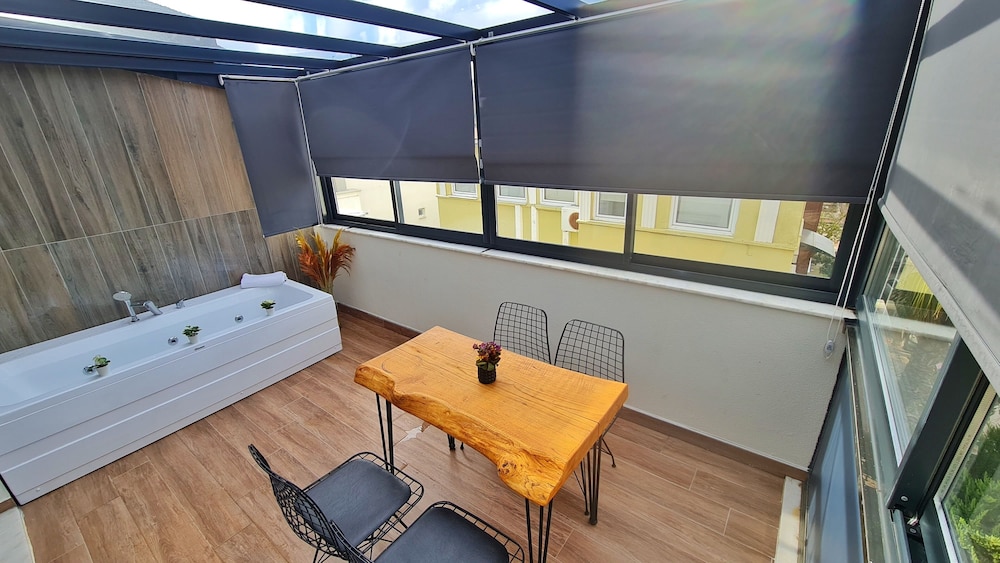 Sun Suites 15/41